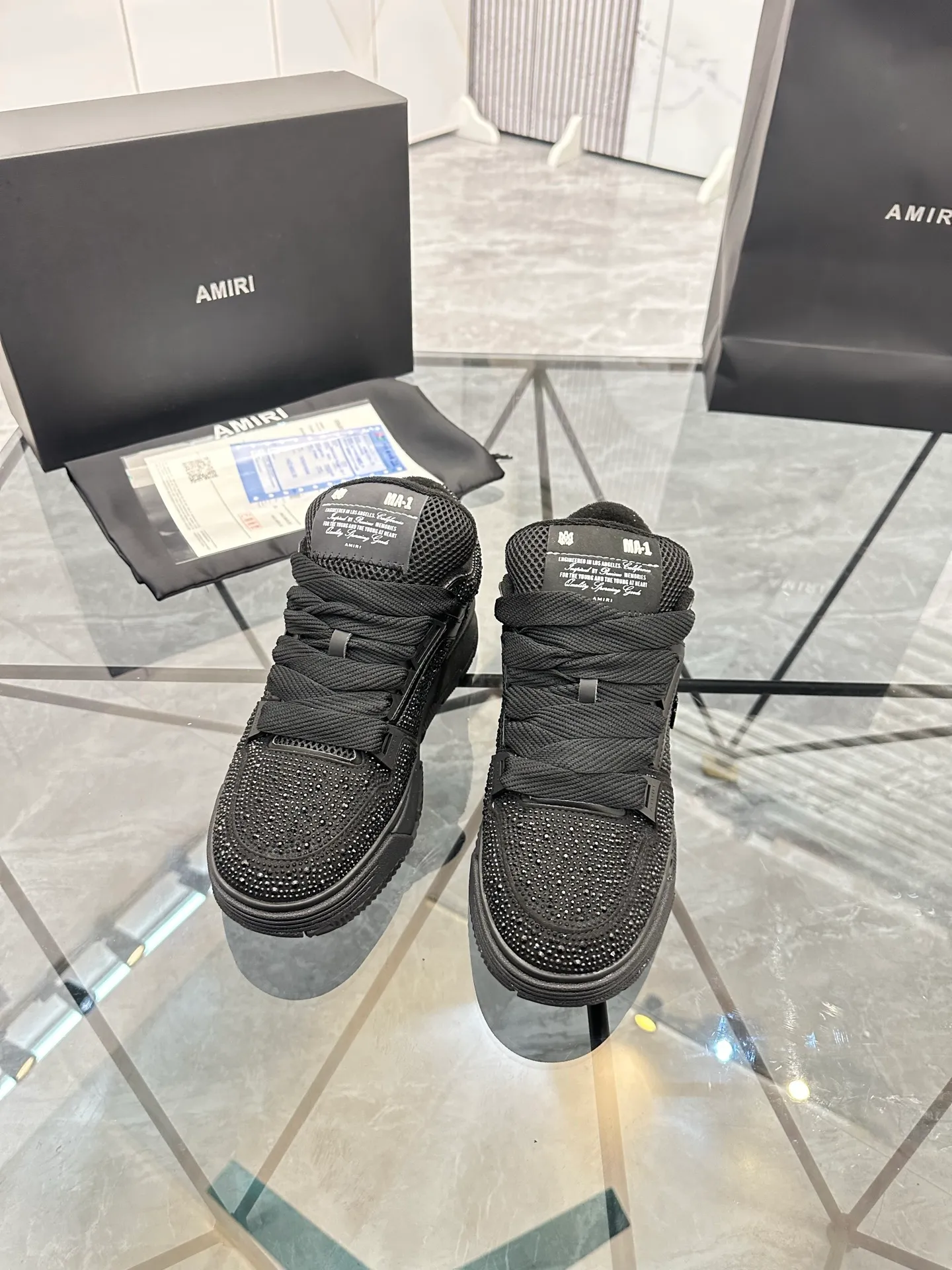 Men's shoes: 💰P760¥ Guangzhou top quality Product trademark: AMIRI* "Amir*] low-top casual shoes Regular size: 39-44 (can be customized to 45) Product material: imported first-layer cowhide leather upper, professional hot-drilling process, breathable lining, original outsole. Number: 525